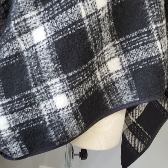 THIS BEAUTIFUL CAPE, is classic black and white. Has a snap closure. Great cond. - Picture 4 of 6